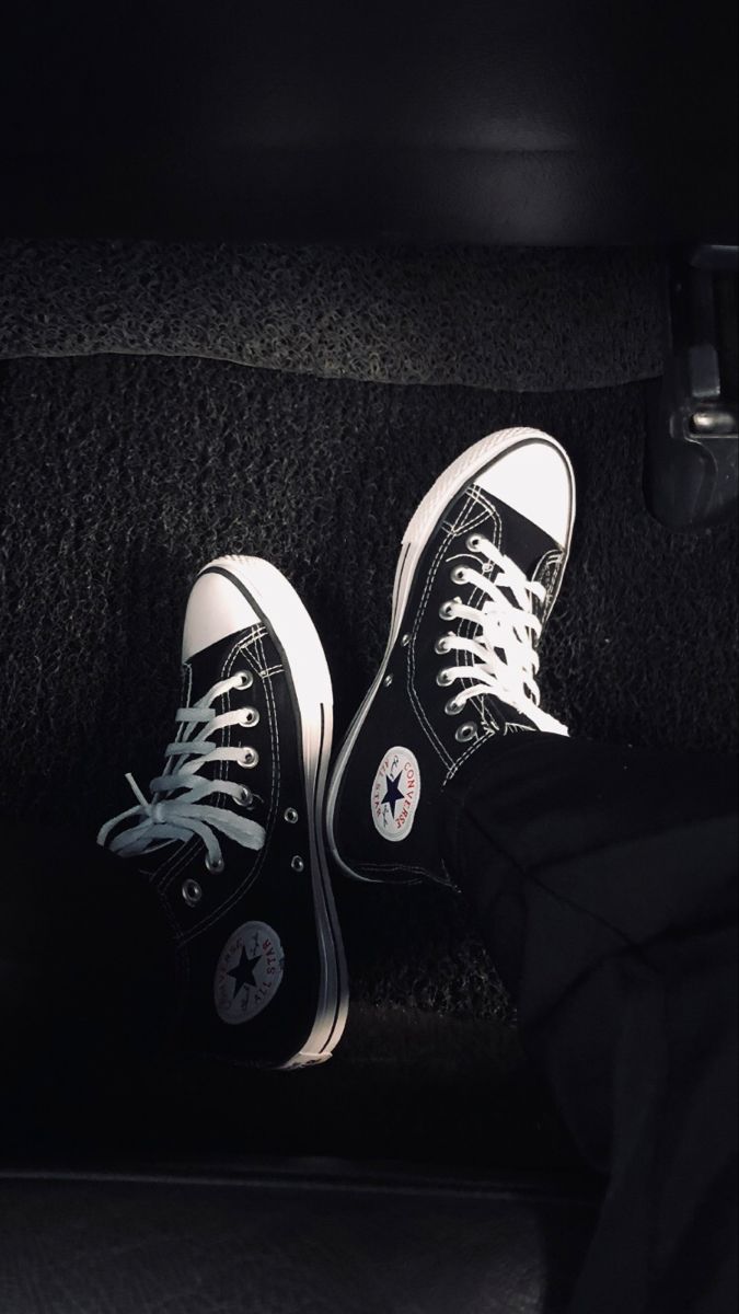 Converse Black Aesthetic, Converse Aesthetic Wallpaper, Grunge Skater Aesthetic, Emo Shoes, Sneakerhead Room, Converse Aesthetic, Grunge Shoes, Illusion Wallpaper, Optical Illusion Wallpaper