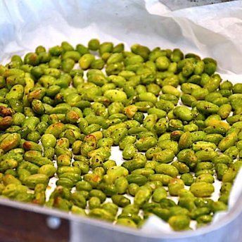 there is a bin full of green beans that are ready to be cooked in the oven