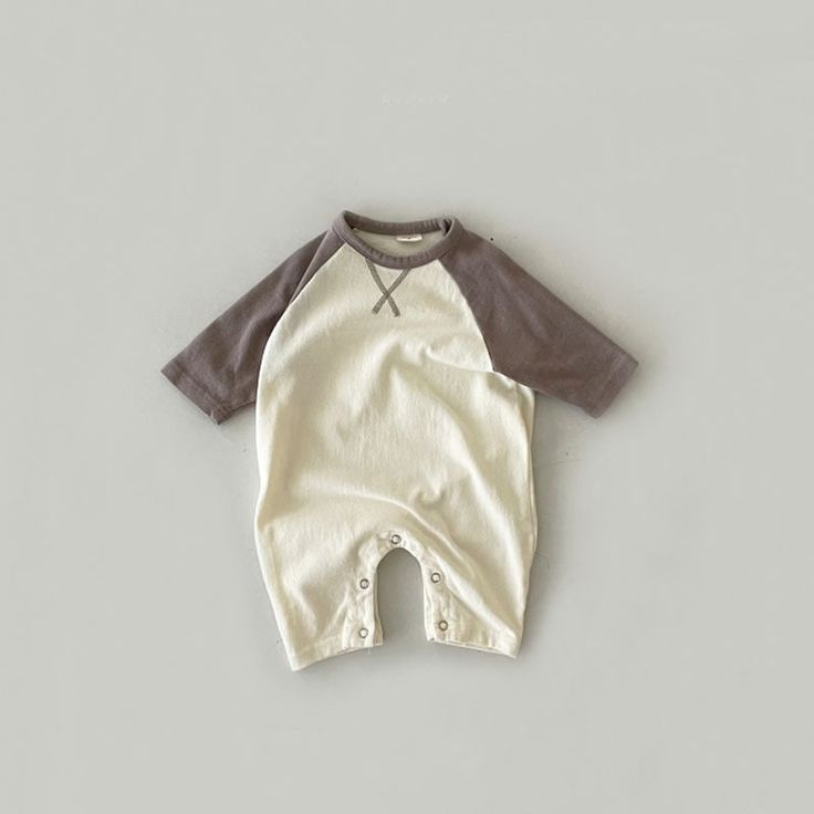 This lovely romper is an ideal outfit for your little ones during the Spring and Autumn months. It is crafted with long sleeves and a charming patchwork design using soft and breathable cotton material to keep your baby feeling comfortable all day long. This romper is suitable for both baby boys and girls and comes in a standard size that fits perfectly true to size. It also features a covered button closure and an O-neck collar for added convenience. This romper is a must-have in every baby's w Spring Baby Boy, Loose Jumpsuit, Toddler Romper, Luxurious Fabric, Casual Jumpsuit, Carbon Black, Style Korean, Korea Fashion, Girls Rompers