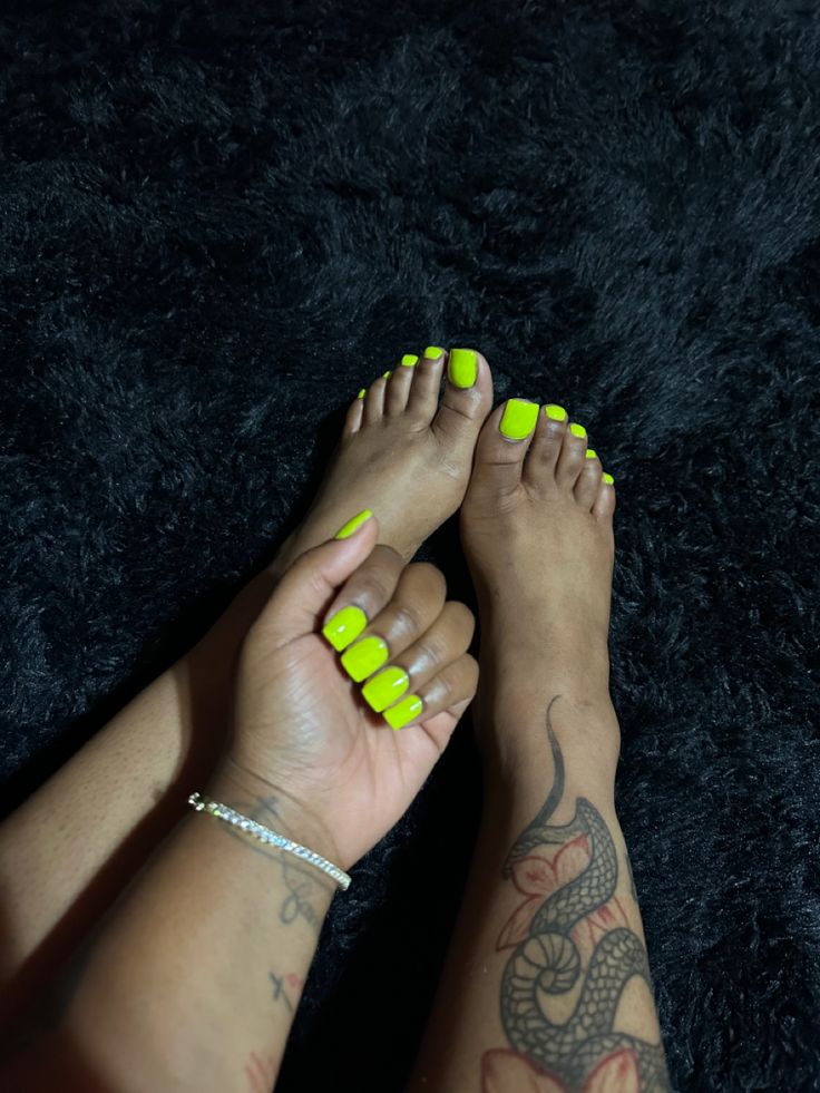 Green Nails And Toes, Short Neon Nails Acrylic Square, Lime Green Nails Short Square, Nails Acrylic Lime Green, Short Acrylic Nails Lime Green, Green Acrylic Toes, Highlighter Green Nails, Green Toes Nails, Lime Green Nails Short