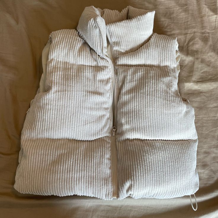 Super Cute Cropped Puff Vest. Cream Color With Tie To Cinch Waist And Hidden Zipper Pocket. Never Worn, Missed The Return Window Corduroy Puffer Vest, Trendy White Ribbed Outerwear, Macy Aesthetic, Cute Vests, Cream Puffer Vest, Cropped Puffer Vest, Cream Vest, 60s Women, Puff Vest