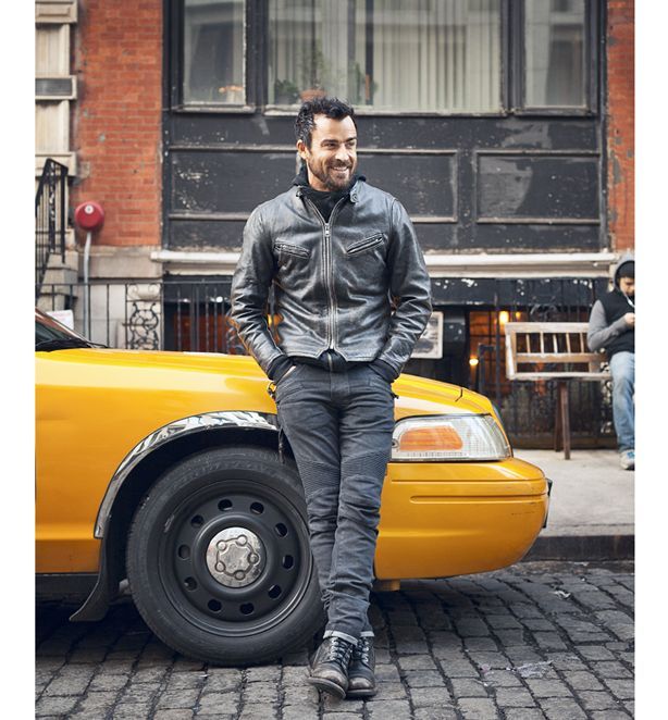 Justin Theroux, Badass Style, Moncler Jacket, Mens Pants Fashion, Celebrities Male, Stylish Men, Mens Fashion Casual, Jacket Outfits, I Dress