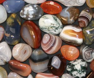 many different types of rocks are arranged together