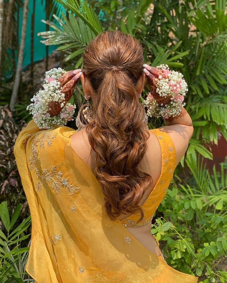 Loose pony Saree Look With Ponytail, Ponytail Hairstyles With Lehnga, Pony On Saree, Pony Hairstyle On Saree, Pony Hairstyles With Saree, Ponytail On Saree, Pony Hairstyle On Lehenga, Ponytail Hairstyles On Lehenga, Pony With Saree