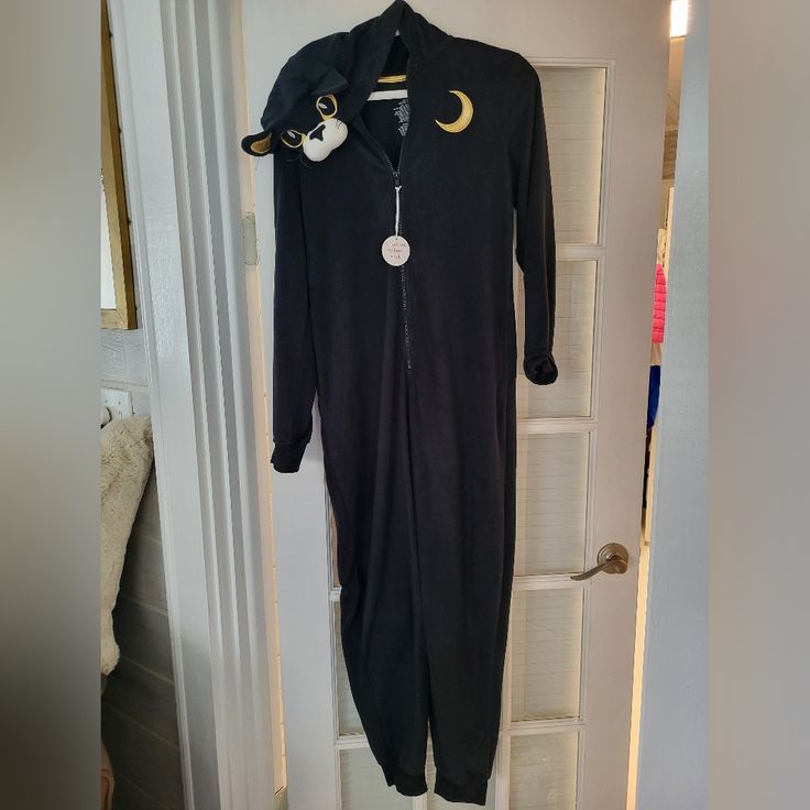 Nwt Cat Pajamas Super Soft. Zipper Step In Front. So Cozy. Can Definitely Be A Halloween Costume Too. The Gold Ears Are Sooo Adorbs. Long Sleeve Halloween Onesie For Loungewear, Black Fitted Onesie For Loungewear, Cat Onesie, A Halloween Costume, Cat Pajamas, Onesie Pajamas, Halloween Costume, Black Cat, Onesies