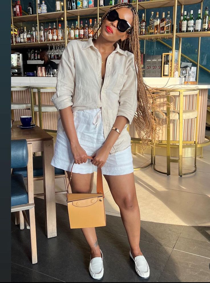 Casual Lounge Outfits Summer, White Short Outfits Summer, Summer White Shorts Outfits, White Short Outfit, Short Outfits Summer, White Shorts Outfits, White Shorts Outfit Summer, Shorts Outfits Summer, Linen Shorts Outfit