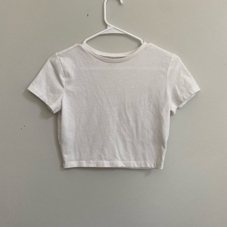 White Crop Top Tee. Bought From Target, Never Worn! White Stretch Cropped T-shirt Casual, White Cotton Crop Top For Everyday, Basic White Cotton Crop Top, White Basic Cotton Crop Top, White Basic Cropped T-shirt, White Crop Top T-shirt For Everyday, Simple White Crew Neck Crop Top, White Basic Crop Top T-shirt, White Cropped T-shirt For Everyday Summer Wear