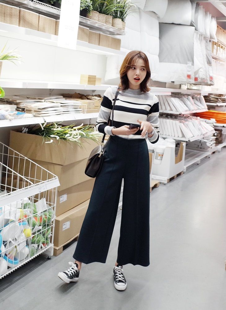 Wide legged pants Wide Culottes Outfit, Cullotes Outfit For Plus Size, Culottes Outfit Work, Wide Leg Pants Outfit Winter, Seoul Street Style, Wide Pants Outfit, Moda Ulzzang, Culottes Outfit, Seoul Street