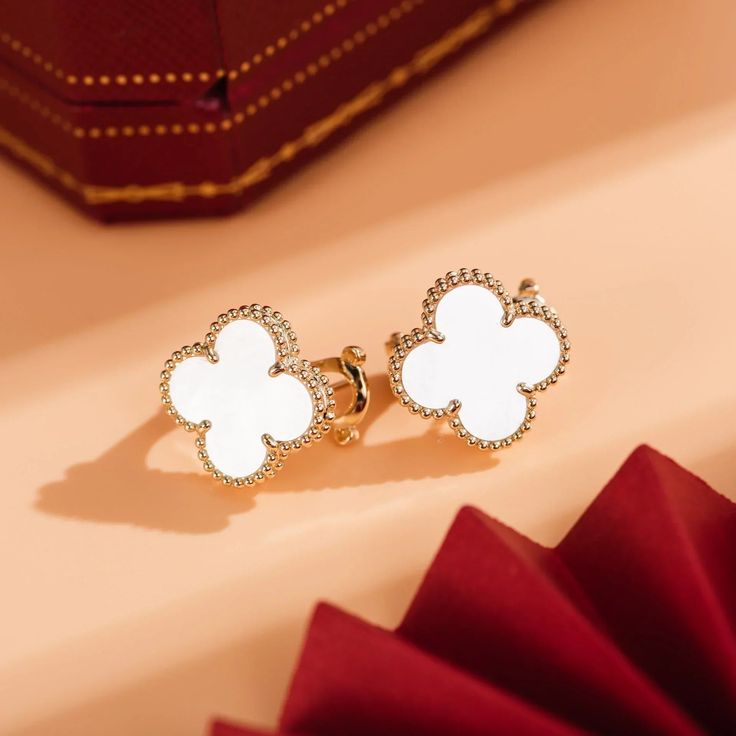 Embrace the enchanting beauty of our Clover Medium White MOP Pink Gold Earrings. Crafted with delicacy and adorned with a charming white mother-of-pearl clover, these earrings exude elegance and sophistication. The pink gold adds a touch of luxury, making them the perfect statement piece for any occasion. ADDITIONAL INFORMATION Color: Pink Gold Stone: Mother of pear Ref. vcarp3jl Material:925 Sterling Silver - 18k Gold Plated- 18k Real Gold ( contact us via instagram) Our replica products are co Luxury Gold Plated Clip-on Earrings, Luxury Pearl White Jewelry With Elegant Design, Luxury Gold Plated Clip-on Earrings As Gift, Dainty White Tarnish Resistant Jewelry, Dainty White Tarnish-resistant Jewelry, White 14k Gold Earrings Tarnish Resistant, Aaa Quality Diamond White Jewelry Gift, White Gold Jewelry As Gift, Aaa Quality White Gold Jewelry As Gift