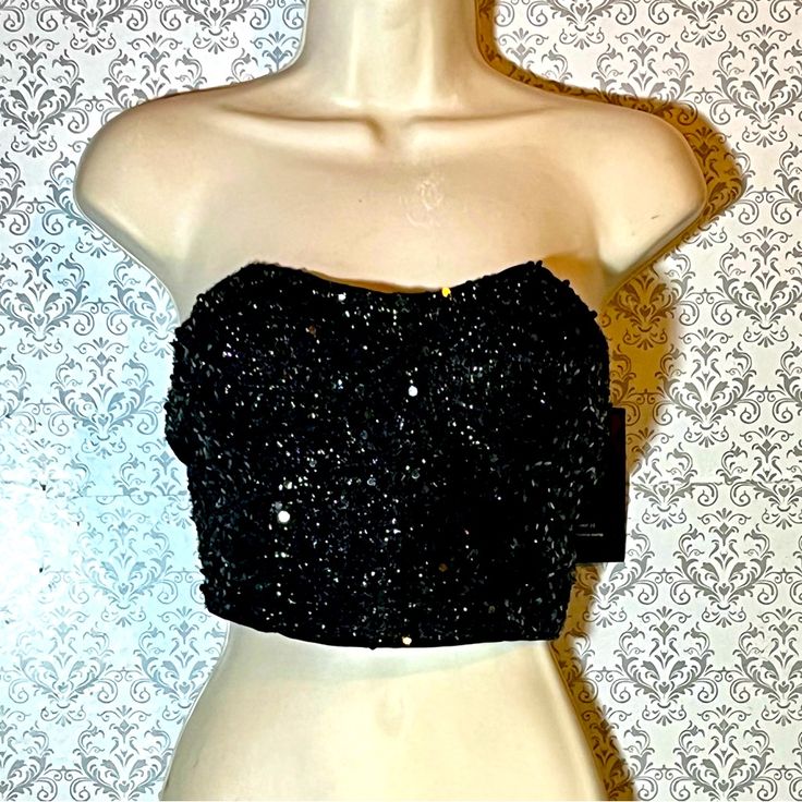 This Is A New With Tags Women’s Medium Size Back Glitzy Halter Top With No Straps. It Zips In The Back And Is Shein Brand! Makes Lasting Impression In This Fancy Top! Make Me An Offer! Black Crop Top With Built-in Bra For Evening, Strapless Crop Top With Built-in Bra For Party, Glamorous Fitted Bandeau Crop Top, Fitted Tube Top With Built-in Bra For Night Out, Black Tube Top With Built-in Bra For Party, Party Tube Top With Built-in Bra And Stretch, Flirty Stretch Tube Top For Party, Fitted Crop Top For Night Out And Party Season, Fitted Crop Top For Party Season Night Out