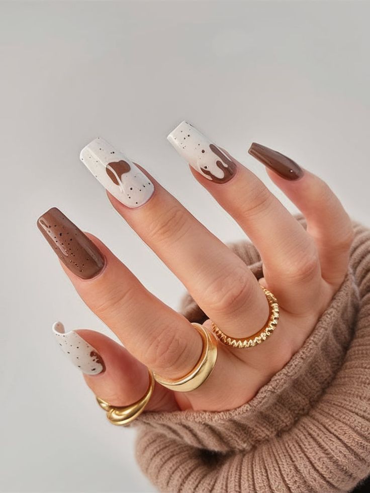 Inspired by the coziest winter beverage, these nails feature a stylish and delicious-looking hot chocolate drip effect. The rich brown and creamy white colors mimic the look of a steaming mug of cocoa, complete with chocolate speckles for added texture. Coco Nails, Hot Chocolate Cocoa, La Nails, Classy Christmas, Chocolate Drip, Hot Coco, Dipped Nails, Xmas Nails, Christmas Nail Designs