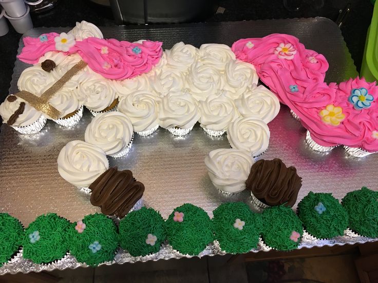 there is a cake made to look like a horse with pink and white frosting