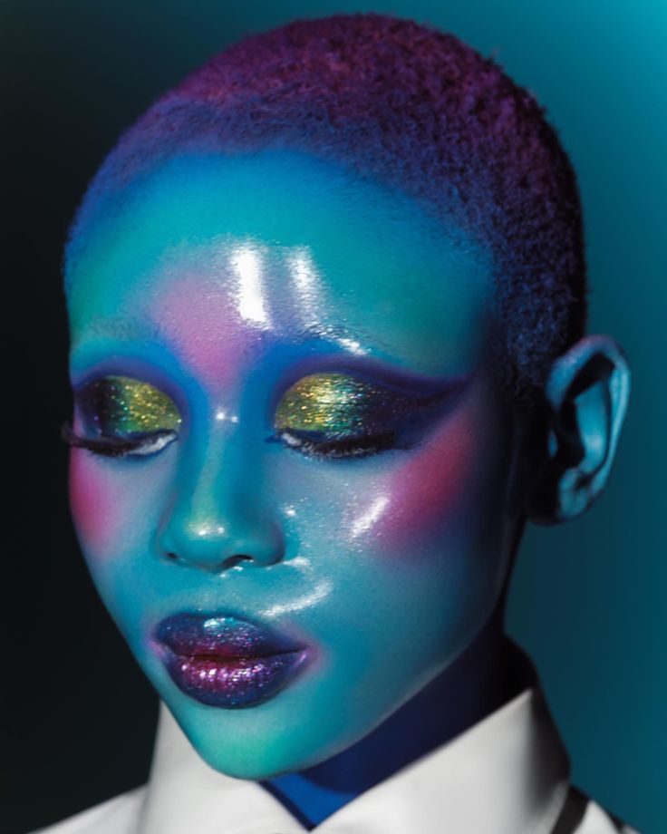 AI-lien 👽🛸 Photography: @mariahjelenak Using: @blendbunnycosmetics multi chrome quad @madebymitchell The Electrics Colour Case… | Instagram Alien Skin Color Palette, Space Alien Makeup, Glass Face Makeup, Alien Face Makeup, Dark Make Up Looks, Alien Makeup Ideas, Female Alien Concept Art, Intergalactic Makeup, Chrome Lips