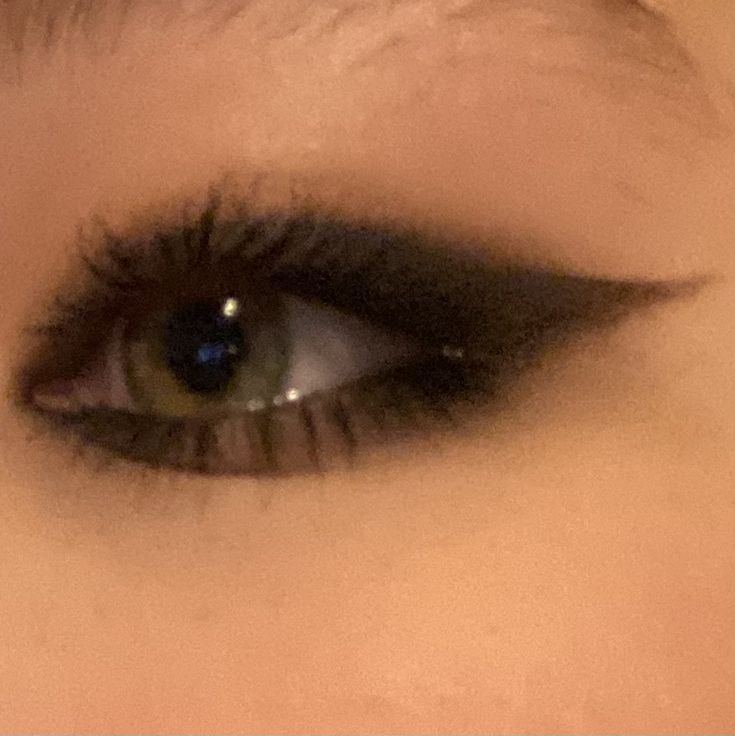 messy, grunge, smudged eyeliner look Grunge Makeup Hazel Eyes, Emo Smudged Eyeliner, Smudged Liner Look, Grunge Eyeliner Aesthetic, Fairy Grunge Eyeliner, Emo Grunge Makeup Looks, 90s Grunge Eyeshadow, Makeup Looks Eyeliner Grunge, Grunge Emo Nails