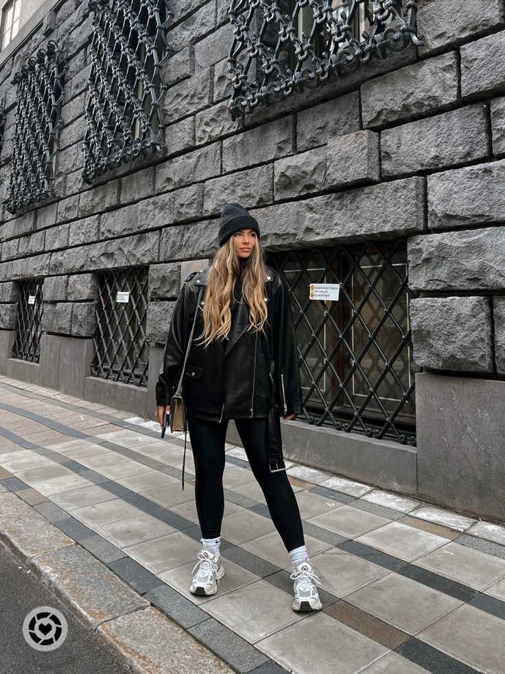 Leggings Black Outfit, Chunky Sneakers Outfit Street Style, Easy Fall Fashion, Faux Leather Jacket Outfit, Oversized Jacket Outfit, Leather Jacket Outfit Winter, Street Style Fall 2022, Sneaker Outfit Fall, Biker Jacket Outfit