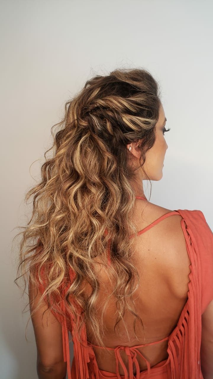 Half Up Half Down Mother Of Bride Hair Curly, Boho Hair For Curly Hair, Curly Hairstyles For Beach Wedding, Braid Curly Hairstyles Wedding, Simple Curly Wedding Hairstyles, Prom Hair Long Curly, 2b Wedding Hairstyles, Medium Curly Wedding Hairstyles, Bridal Long Curly Hair