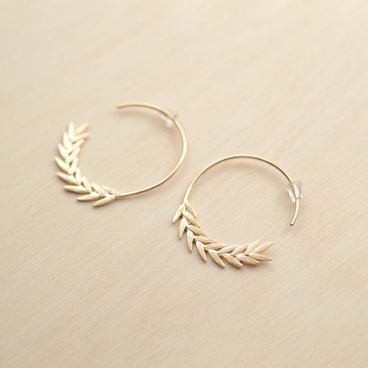 These lovely little open hoop earrings with an ear of wheat pattern are perfect for a sophisticated and trendy look. Diameter: 3 cm. The jewel is delivered in pretty gift packaging. Material: gold plated Hypoallergenic, this jewel is water resistant and does not darken! Delicate Gold Brass Hoop Earrings, Delicate Gold Hoop Earrings In Brass, Delicate Adjustable Gold Hoop Earrings, Dainty Yellow Gold Metal Hoop Earrings, Delicate Gold Hoop Earrings Nickel-free, Delicate Gold-plated Hoop Earrings, Delicate Gold Hoop Earrings Nickel Free, Delicate Gold Plated Hoop Earrings With Ear Wire, Dainty Metal Hoop Earrings Gift