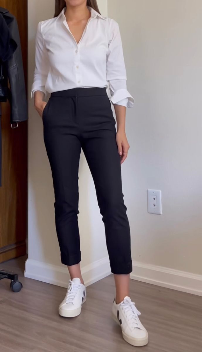 Work Outfits Women Trainers, Business Casual Outfits For Women With Skirts, Suit With Trainers Women, Business Casual Tech Women, White Sneaker Office Outfit, Sporty Business Outfits, Clinic Outfits Business Casual, White Sneakers Business Casual, Female Doctor Outfit