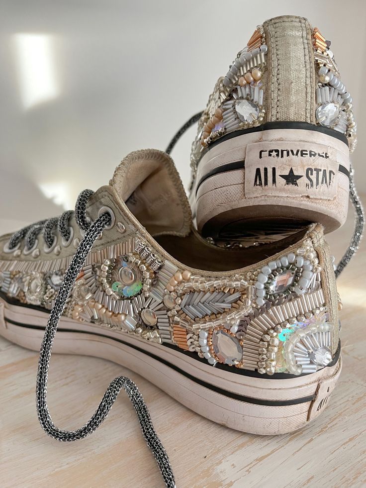 Shoe Embroidery Ideas, Beaded Sneakers, Embroidery Outfits, Upcycle Shoes, Embroidery Sneakers, Art Sneakers, Customized Clothes, Embellished Sneakers, Diy Sneakers