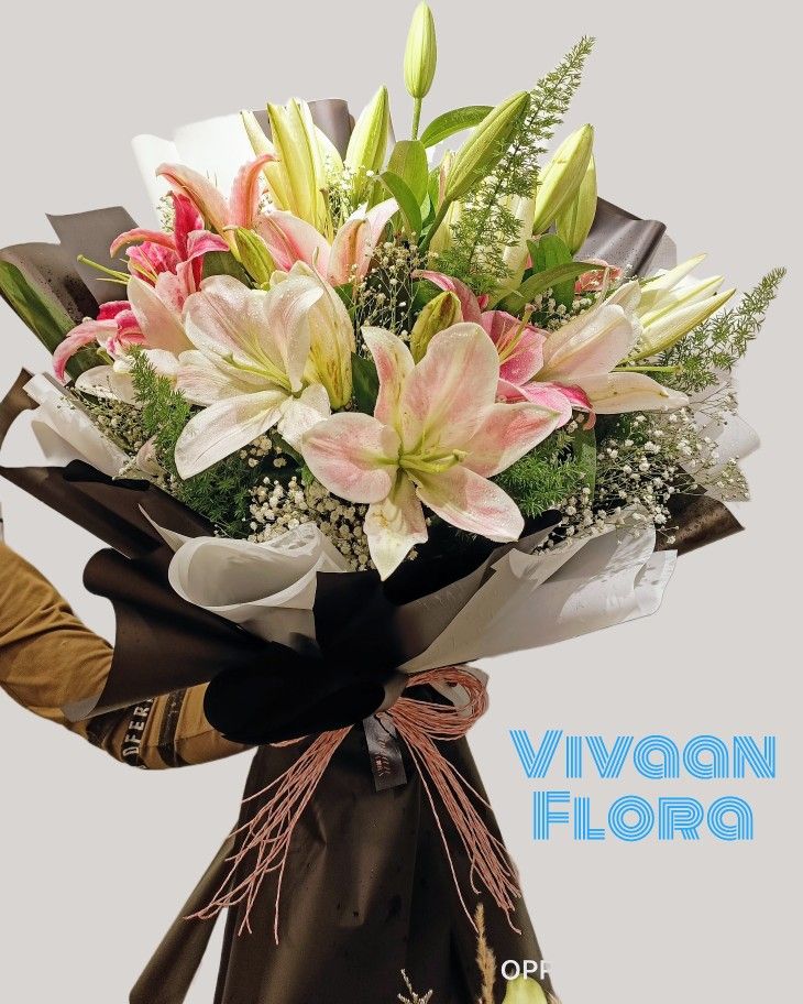 a bouquet of flowers is wrapped in brown paper and tied to a bag with the words vivan florca on it