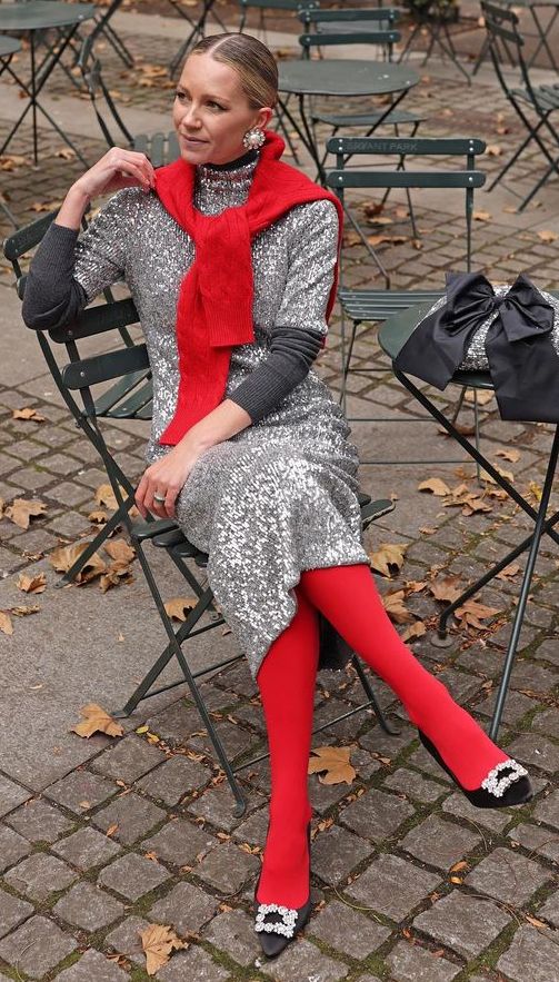 Glitter Tights Outfit, Outfit Medias, Glitter Dress Outfit, Colourful Tights, Colorblock Fashion, Street Couture, Glitter Tights, Blair Eadie, Red Tights