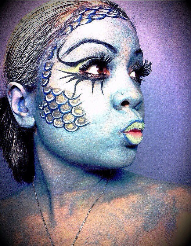 Fish face and body paint.  Perfect idea for this year's WEBB Party theme, A Grand Menagerie-wild creatures on display.  www.WEBBparty.net Fish Makeup Halloween, Fish Makeup Looks, Fish Face Painting, Sea Creature Makeup, Fish Face Paint, Mermaid Face Paint, Mermaid Makeup Halloween, Fish Makeup, Club Makeup