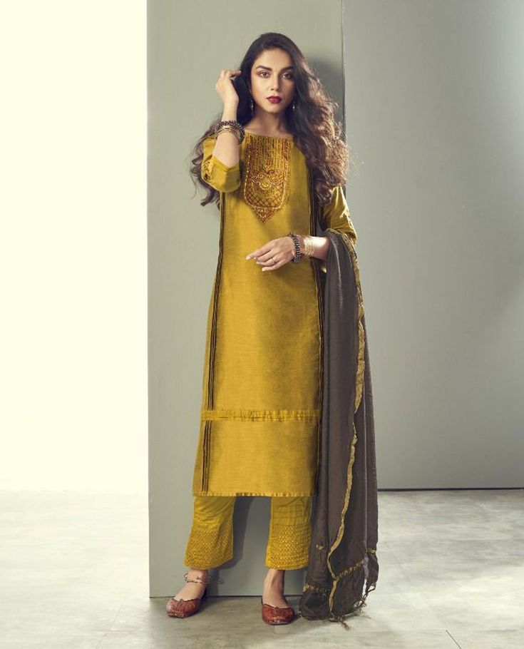 Kurta Bridal Salwar, Celana Fashion, Mustard Fabric, Stylish Kurtis Design, Simple Lehenga, Yellow Suit, Salwar Designs, Indian Party, Indian Party Wear