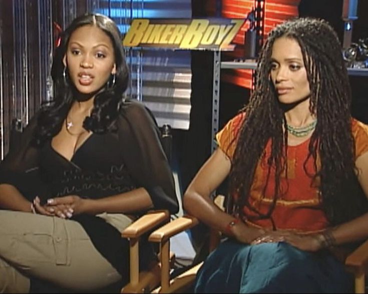 two women sitting next to each other in front of a tv screen with the words everybody on it