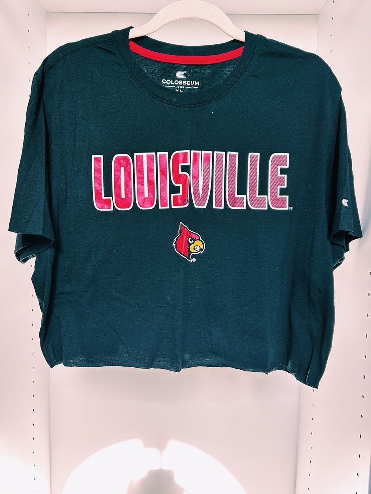 University of Louisville crop top. It best fits a women's size extra large and a size large for an oversized look. It is in great condition & is so cute on! Green Casual Cotton Cropped Shirt, Casual Green Cotton Cropped Shirt, Casual Green Cropped Crop Top, Sporty Cotton Top With Cropped Hem, Green Cropped Cotton Shirt, Green Cotton Cropped Shirt, Green Cropped Cotton Crop Top, Tailgate Clothes, College Tailgating