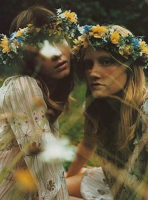 .friendship flowers.#flowers #crown #lace #beautiful #hairstyle #curls #fairytale #feminine #natural Angela Lindvall, Flowers In Your Hair, Bohemian Diesel, Alfred Stieglitz, Flowers In Her Hair, I'm With The Band, Summer Solstice, Flower Crowns, Vogue Italia