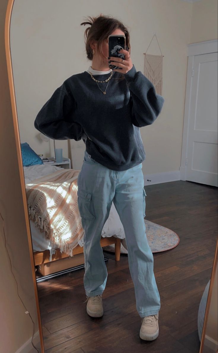 White Turtleneck Under Crewneck, Jeans And A Crewneck Outfit, Light Gray Crewneck Outfit, White Turtleneck Under Sweater, Turtle Neck Under Crewneck, Gray Crew Neck Outfit, Crew Neck Sweatshirt With Turtleneck, Outfits With Cargo Jeans Blue, Light Wash Jean Outfits Winter