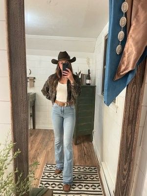 Cowgirl Vest, Traje Cowgirl, Country Outfits Women, Spanish Girl, Country Jeans, Cute Cowgirl Boots, Casual Country Outfits, Cowgirl Style Outfits, Bota Country