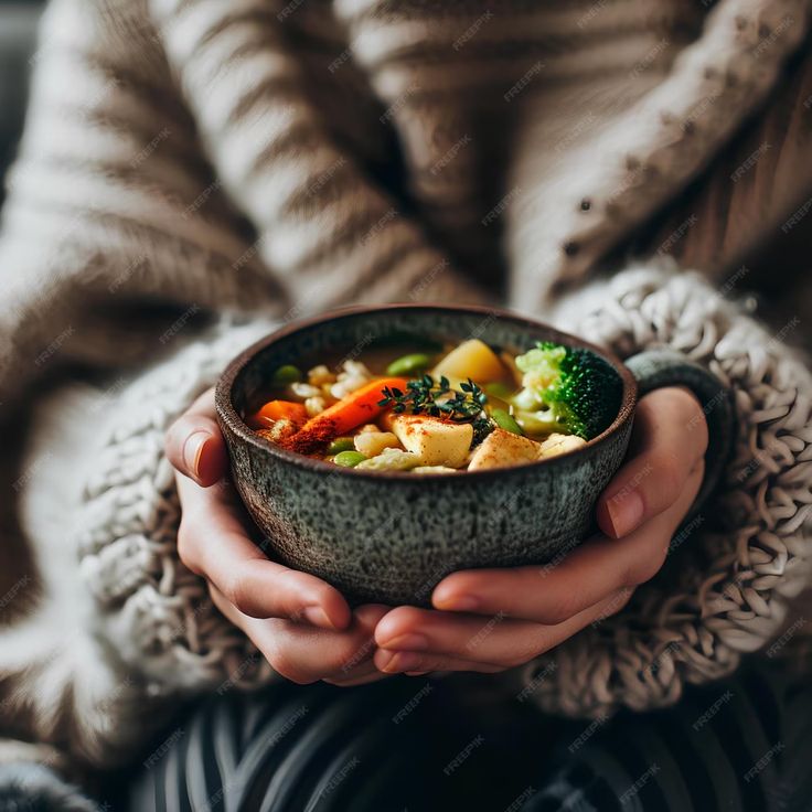 Making Soup Aesthetic, Soup Photography Styling, Winter Food Photography, Bowls Photography, Soup Photos, Aesthetic Soup, Soup Photography, Soup Aesthetic, Food Arrangement