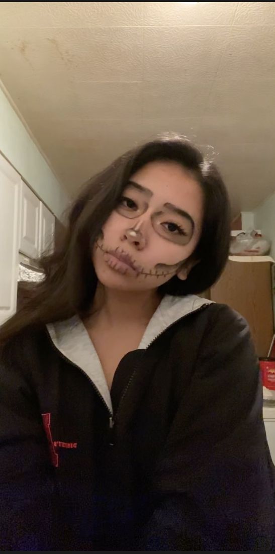 Halloween inspo, skeleton, makeup Basic Skeleton Makeup, Skeleton Makeup Step By Step, Light Skeleton Makeup, Skeleton Halloween Costume Women, Skelton Faces Makeup, Girl Skeleton Makeup, Cute Skeleton Costume, Cute Skeleton Makeup, Skeleton Makeup Easy