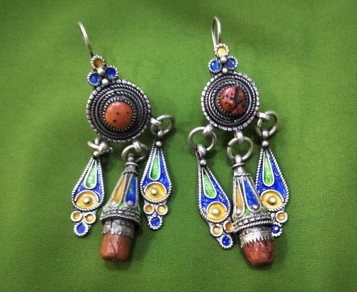 Magnificent Kabyle earrings in enameled sterling silver with blue, green and yellow colors, inlaid with two real coral cabochons. ✓ Height: 8 cm. ✓ Width: 3 cm. ✓ Material: 925 sterling silver, real coral. ✓ Weight: 29.6 grams. ✓ Origin: Greater Kabyle region 1960s - Algeria. ✓ Shipping will always be via DHL for free. ✓ Shipping to USA 3-7 business days. ✓ Shipping to Europe 3-5 working days. I have been working in the field of crafts for 30 years and for the first time I am selling on websites Artisan Pierced Pendant Jewelry, Traditional Enamel Jewelry With Matching Earrings, Bohemian Enamel Pierced Jewelry, Blue Enamel Dangle Jewelry, Bohemian Enamel Jewelry, Pierced Dangle Earrings In Enamel, Unique Turquoise Enamel Jewelry, Artisan Enamel Jewelry With Matching Earrings, Bohemian Enamel Earrings Nickel-free