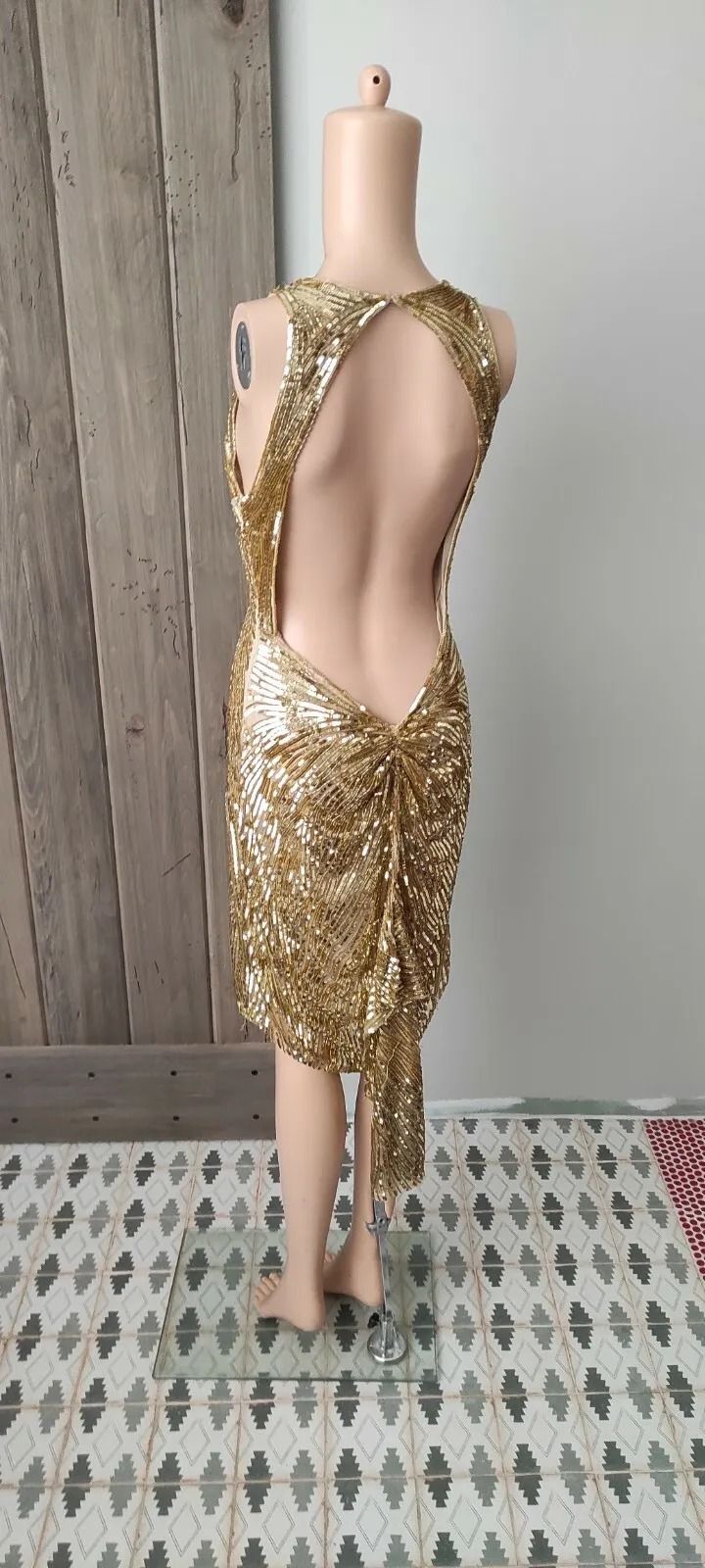 Naeem Khan Haute Couture OPEN BACK sexy Dress S/M | eBay Luxury Sleeveless Evening Dress For Night Out, Glamorous Sleeveless Mini Dress For Gala, Chic Embellished Halter Dress, Chic Sequined Halter Dress For Cocktail, Chic Sequined Halter Cocktail Dress, Gold Mini Dress For Evening, Glamorous Style, Glamorous Fitted Backless Dress For Gala, Fitted Halter Neck Dress For Gala, Halter Neck Mini Dress With Sequins For Gala