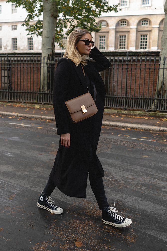 Black wool coat, black skinny jeans, camel Celine Classic bag, Black Converse Chuck 70 trainers. All black outfit. All Black Outfit For Work, Black Coat Outfit, High Tops Outfit, Emma Hill, Trainers Outfit, Converse Outfits, Black High Top Converse, Mode Tips, Outfits With Converse