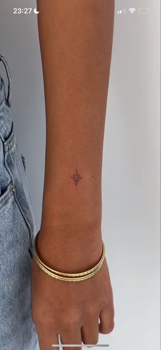 Tattoo studio Life Line Small Subtle Tattoos For Women, Dainty Symbol Tattoos, Dainty Sticker Sleeve, Aesthetic Arm Tattoos For Women, Fineline Tattoo Ideas With Meaning, Brown Fine Line Tattoo, Delicate Wrist Tattoo, Small Simplistic Tattoos, Tattoos Placement For Women