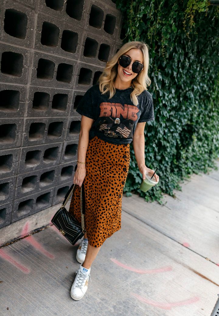 graphic tee outfits (update) + your favorite workouts | Allyson in Wonderland Tee Outfits, Rok Outfit, Look Grunge, Skirt Outfits Fall, Graphic Tee Outfits, Rock Outfit, Leopard Print Skirt, Animal Print Skirt, Popsugar Fashion