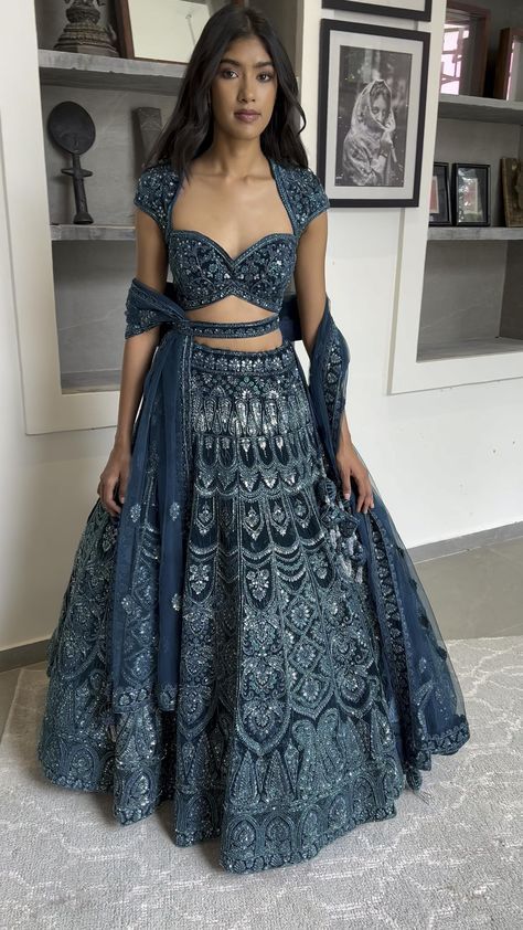 Ciel Black Butler, Indian Outfits Modern, Lengha Blouse Designs, Indian Fits, Indian Bridesmaid Dresses, Simple Lehenga, Trendy Outfits Indian, Latest Bridal Lehenga, Indian Outfits Lehenga