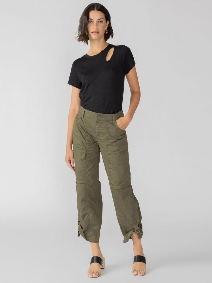 Cute Cargo Pants Outfits, Olive Cargo Pants Outfit, Outfits With Black Cargo Pants, Pink Cargo Pants Outfits, Beige Cargo Pants Outfit, White Cargo Pants Outfit, Brown Cargo Pants Outfit, Cargo Outfits, Green Cargo Pants Outfit