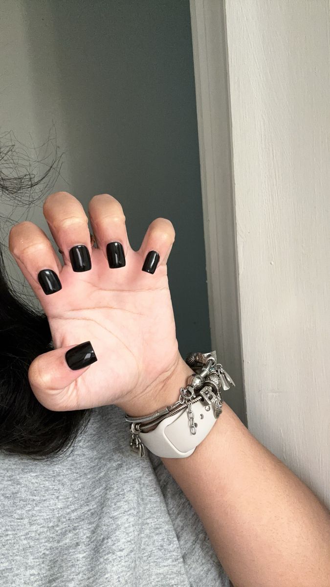 Acrylic Nails With White Base, Black Nail Manicure, All Black Acrylic Nails, Short Black Square Nails, Nails Acrylic Colors, Short Square Manicure, Black And White Nail Ideas, Black Short Nails, Overlay Nails