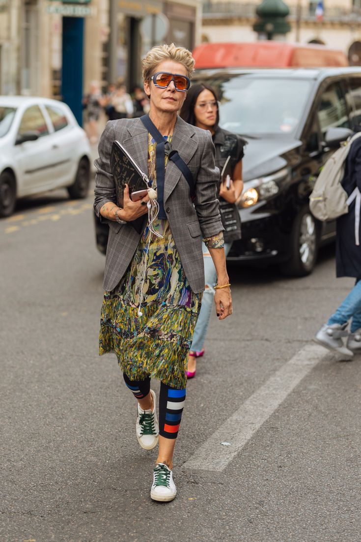 Urban Fashion Women Street Styles, Colourful Blouse, Eclectic Fashion Style, Budget Hacks, Street Style Paris Fashion Week, White Blouses, Milan Street Style, Middle Age Fashion, Street Style Edgy