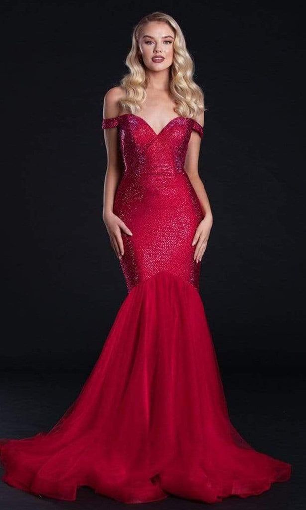 Turn yourself into a head-turning sensation by slipping into this utterly fetching PAS PS21251. Wearing in an off-shoulder sleeves, this dress features sweetheart neckline on a fitted and glitter-shining bodice. A flare is added on the trumpet silhouette of this dress that uses tulle fabric that runs into a court train. Commence a new chapter of your journey to forever in this fascinating PAS creation. #eveningwear #formaldress #fancydress Scarlett Red, Portia And Scarlett, Scarlett Dresses, Trumpet Gown, Trumpet Skirt, Unique Prom Dresses, Glamorous Dresses, Off Shoulder Fashion, Mermaid Gown