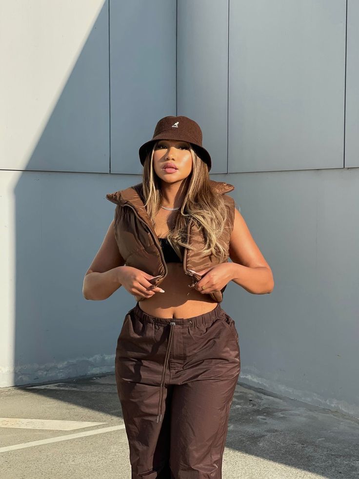 Brown Parachute Pants Outfit, Brown Parachute Pants, Parachute Pants Outfit, Influencers Fashion, Pants Outfit, Parachute Pants, Influencer, Sydney, Essence