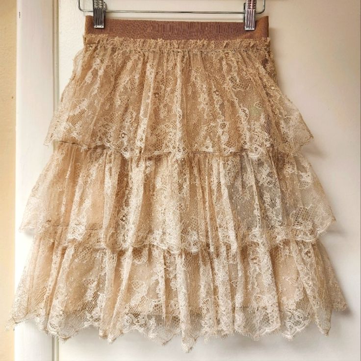 Valentino Runaway In Tan And Cream Floral Tulle 3 Tiered Mini Skirt Size 2 New With Tag No Flaws . Valentino Has Designed This Skirt To A Mini Lenght Using Floral Tulle . The Skirt Comes In A Tiered Style And Features A Tan And Cream Color . Easy And Comfortable To Wear, It Will Look Great With Both Heels Or Flat Sandals And Boots . Side Zipper Closure Approximate Measurements Laying Flat . Waist: 12.5" . Length: 20" Navy Silk Skirt, Button Down Mini Skirt, Blue Plaid Skirt, Fur Skirt, Vintage Mini Dresses, Tiered Mini Skirt, Red Mini Skirt, Textured Skirt, Mini Pencil Skirt