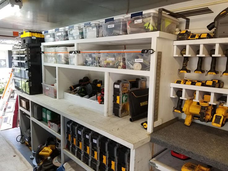 there are many tools on the shelves in this shop, including drillers and screwdrivers