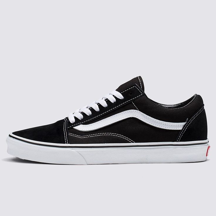 The Old Skool was our first footwear design to showcase the famous Vans Sidestripe—although back then, it was just a random doodle drawn by founder Paul Van Doren. Since its debut in 1977, this low-top silhouette has established itself as an icon in the skate, music, and fashion scenes. From 90s street skaters and punks to current hip hop and fashion legends, the Old Skool Primary has consistently been the go-to shoe for creatives who do things their own way. Iconic low-top, Sidestripe™ shoe Dur Tennis Vans, Street Skater, Vans Vintage, Reflective Shoes, Old School Vans, Tenis Vans, Old Skool Black, Vans Store, Van Doren