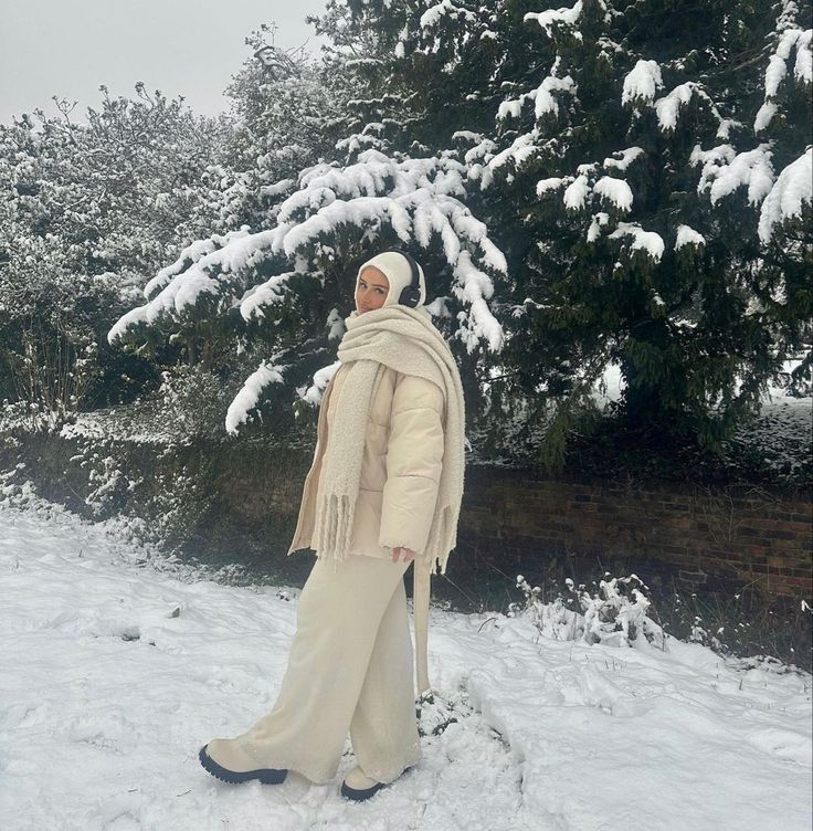 Hijab Winter Outfits Puffer Jacket, Hijab In Winter, Hijabi Snow Outfits, Hijab Outfit Winter, Winter Outfits Puffer Jacket, Hijabi Winter, World Hijab Day, Outfits For Japan, Aesthetic Muslim Outfits