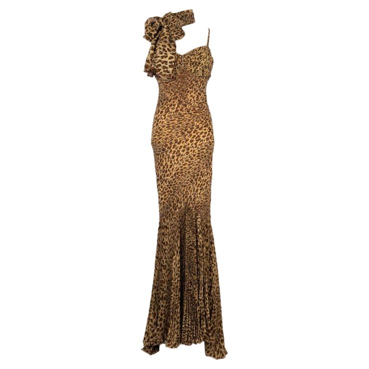 Long bustier dress with leopard pattern, and sequins and pearls embroidered. No size indicated, it fits a 36FR/38FR. Additional information: Condition: Good condition Dimensions: Chest: 44 cm - Waist: 38 cm - Hips: 42 cm - Length: 150 cm Seller Reference: VR88 Louis Vuitton Gown, Lame Dress, Couture Evening Dress, Cheetah Dress, Haute Couture Dresses, Keyhole Dress, Bustier Dress, Paisley Dress, Bustiers